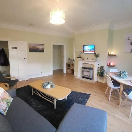 Spacious Guest Flat Near Roundhay Park * Λιντς