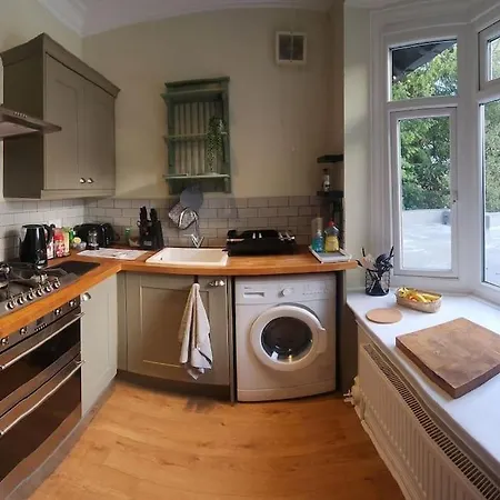 Spacious Guest Flat Near Roundhay Park Apartment *