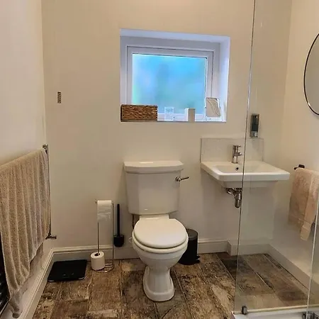 Spacious Guest Flat Near Roundhay Park Apartment *