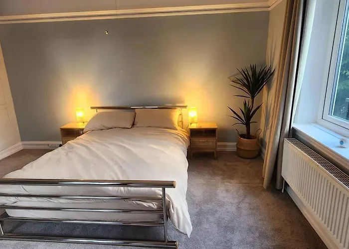 Spacious Guest Flat Near Roundhay Park شقة ليدز