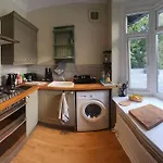 Spacious Guest Flat Near Roundhay Park Apartment *
