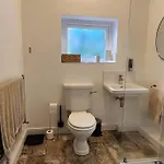 Spacious Guest Flat Near Roundhay Park Apartment *